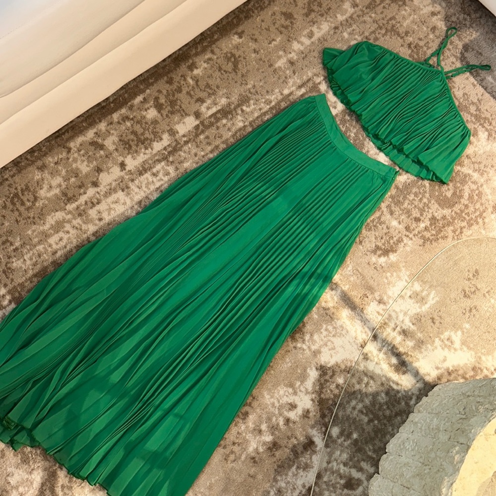Green pleated set